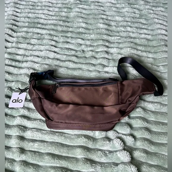 ALO Explorer Fanny Pack in Espresso NWT - Picture 5 of 7